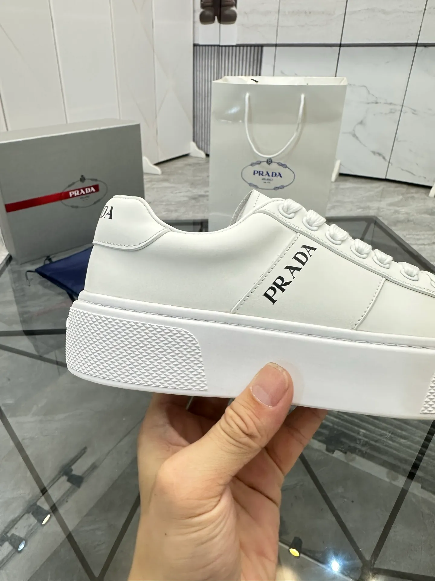 Men's shoes for sale💰: 💰P500¥ High-end top quality Product trademark: Prada * "Prada*" low-top casual shoes Regular size: 35-45 (can be customized to 46) Couple style Product materials: imported first-layer cowhide leather upper, water-dyed sheep lining, original outsole. No.: H201